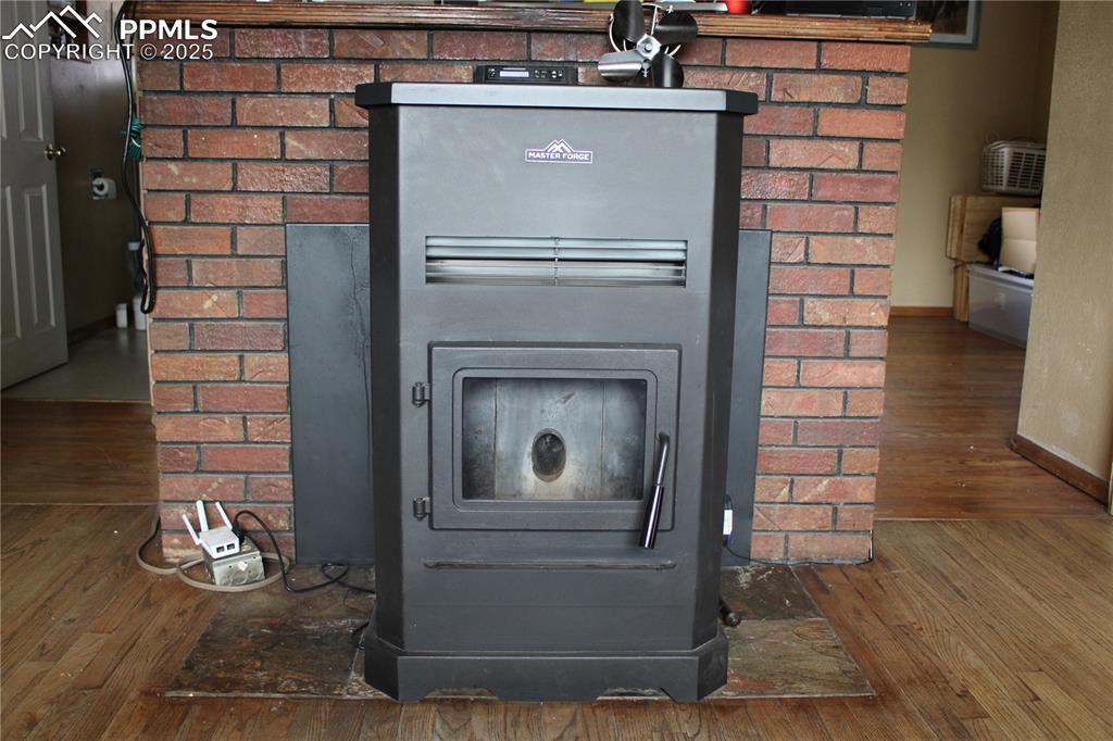 Image 17 of 41: Pellet stove