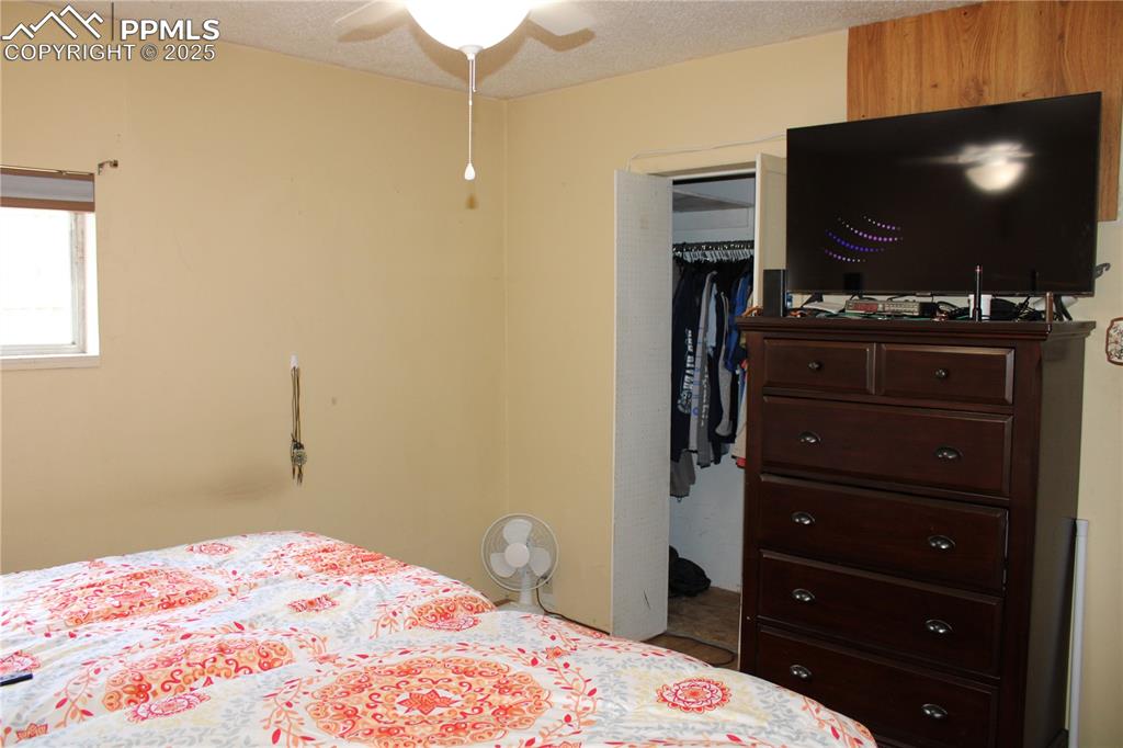 Image 19 of 41: Primary bedroom
