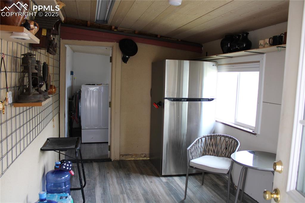 Image 22 of 41: Spacious sunroom
