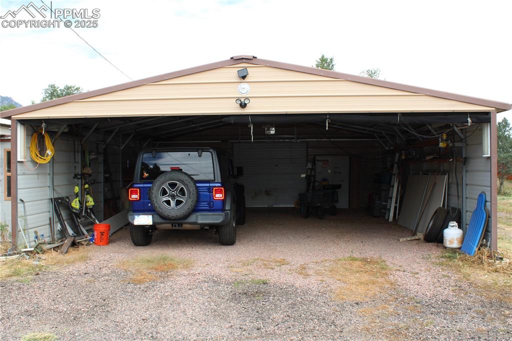 Image 24 of 41: Garage 