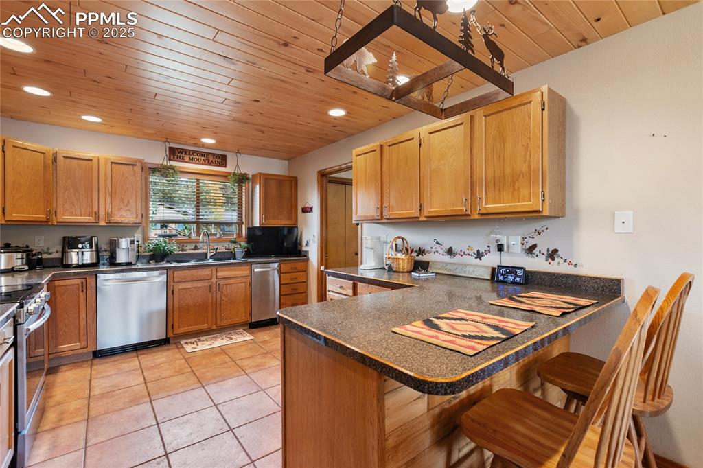 Image 13 of 43: Kitchen