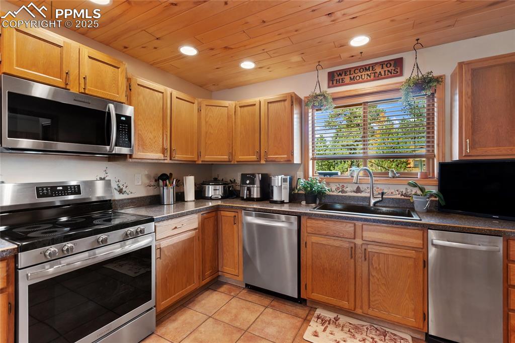 Image 14 of 43: Kitchen