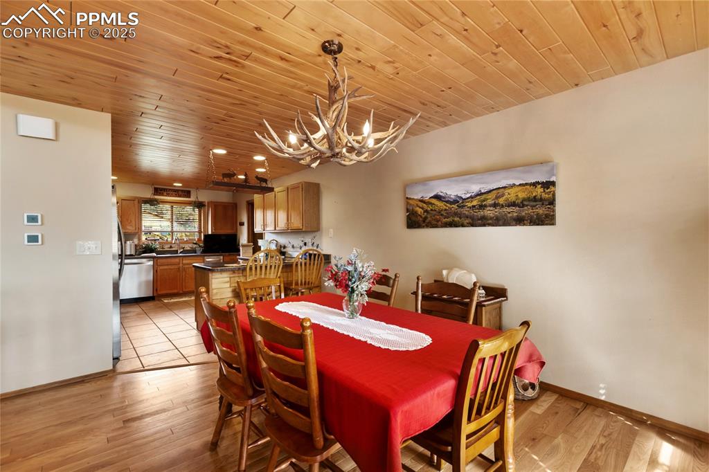 Image 18 of 43: Dining Area