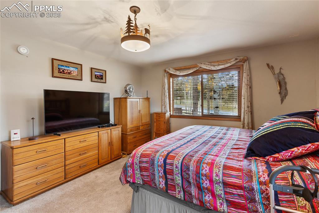 Image 21 of 43: Bedroom