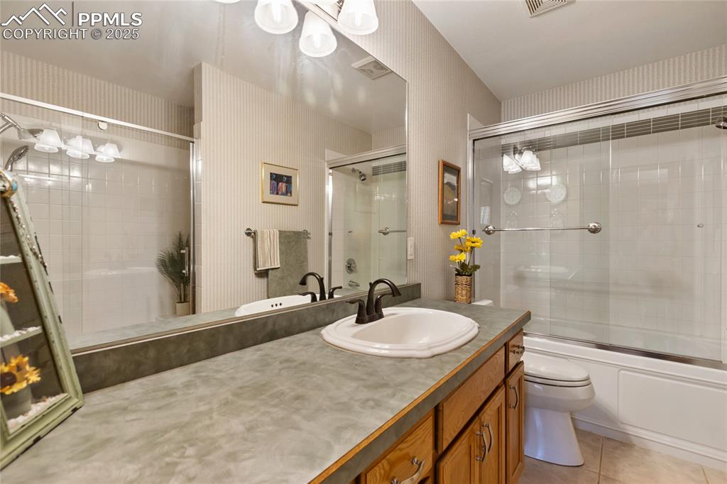 Image 22 of 43: Bathroom