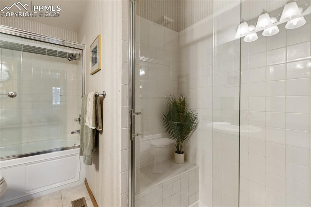 Image 23 of 43: Bathroom