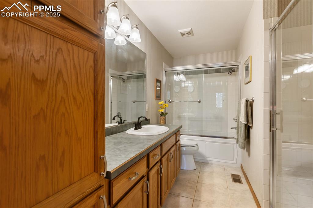 Image 24 of 43: Bathroom