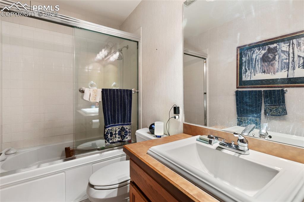 Image 26 of 43: Bathroom