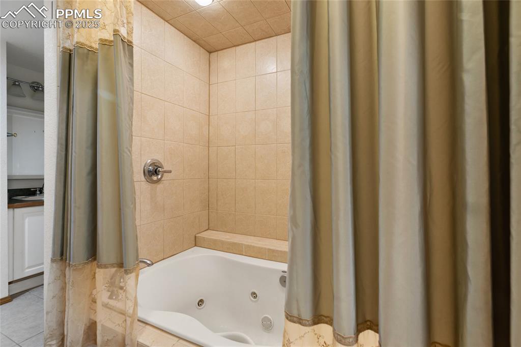 Image 35 of 43: Bathroom