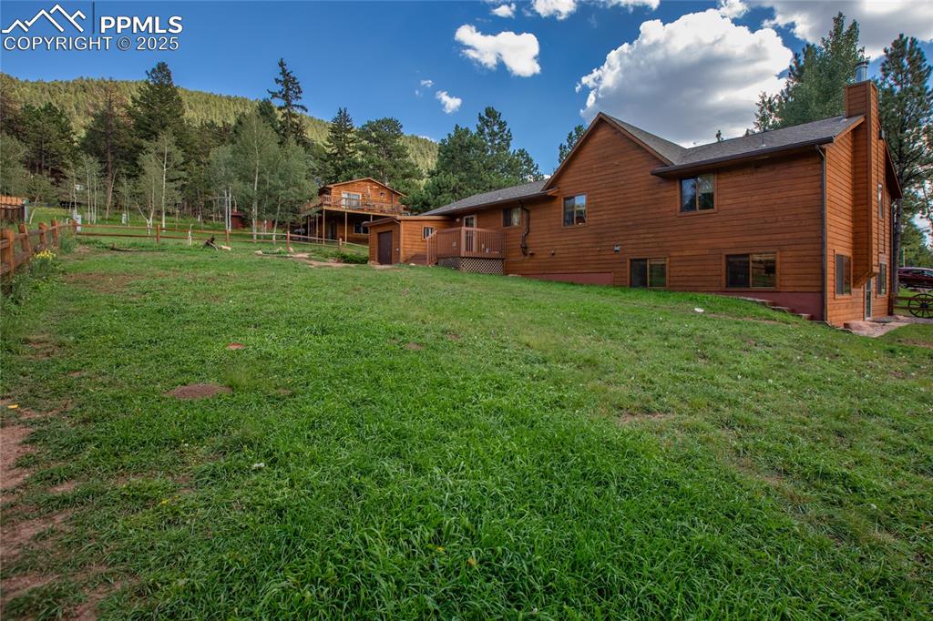 Image 40 of 43: Yard