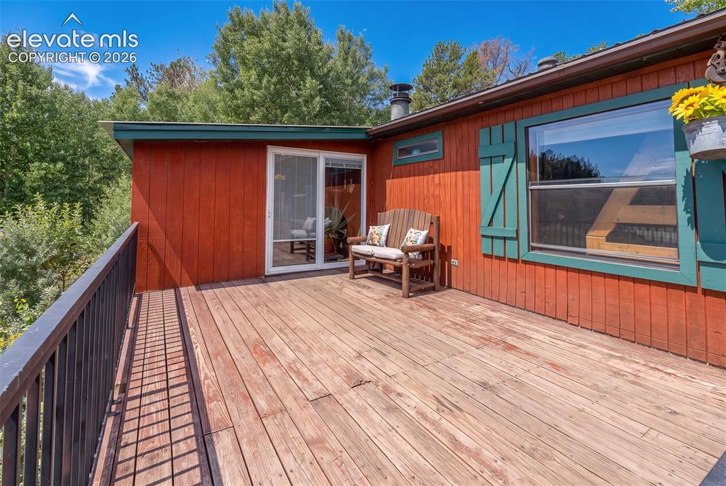 Image 10 of 50: Deck