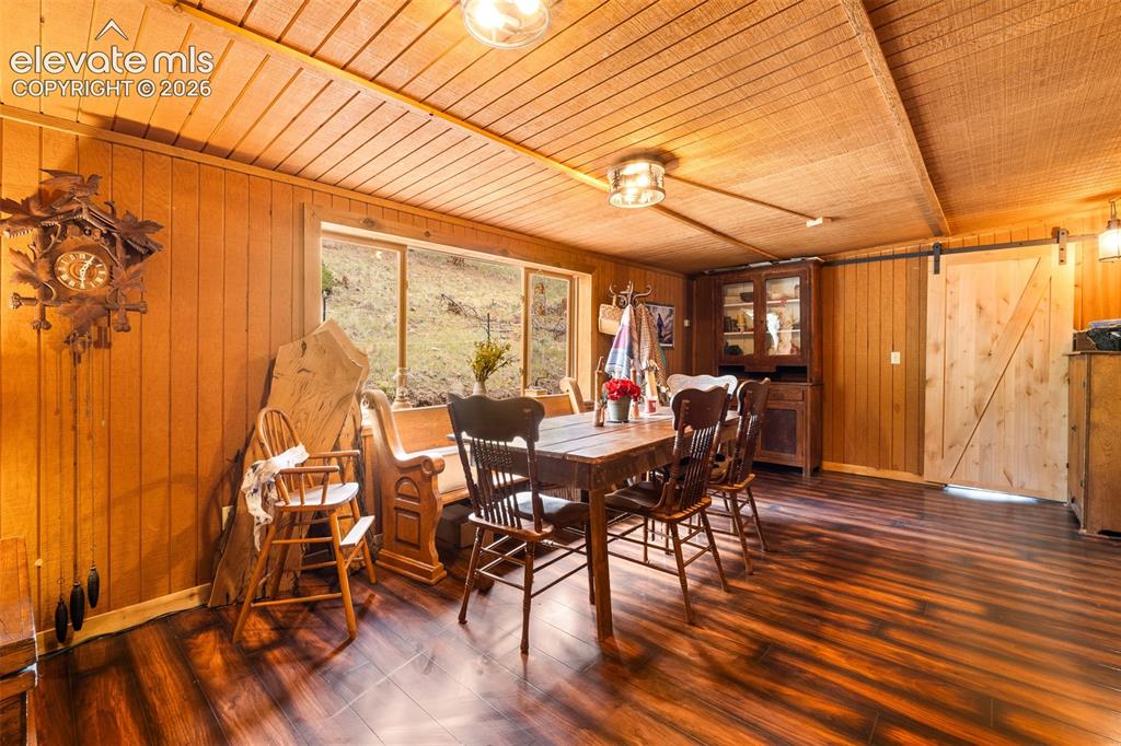 Image 38 of 50: Dining Area