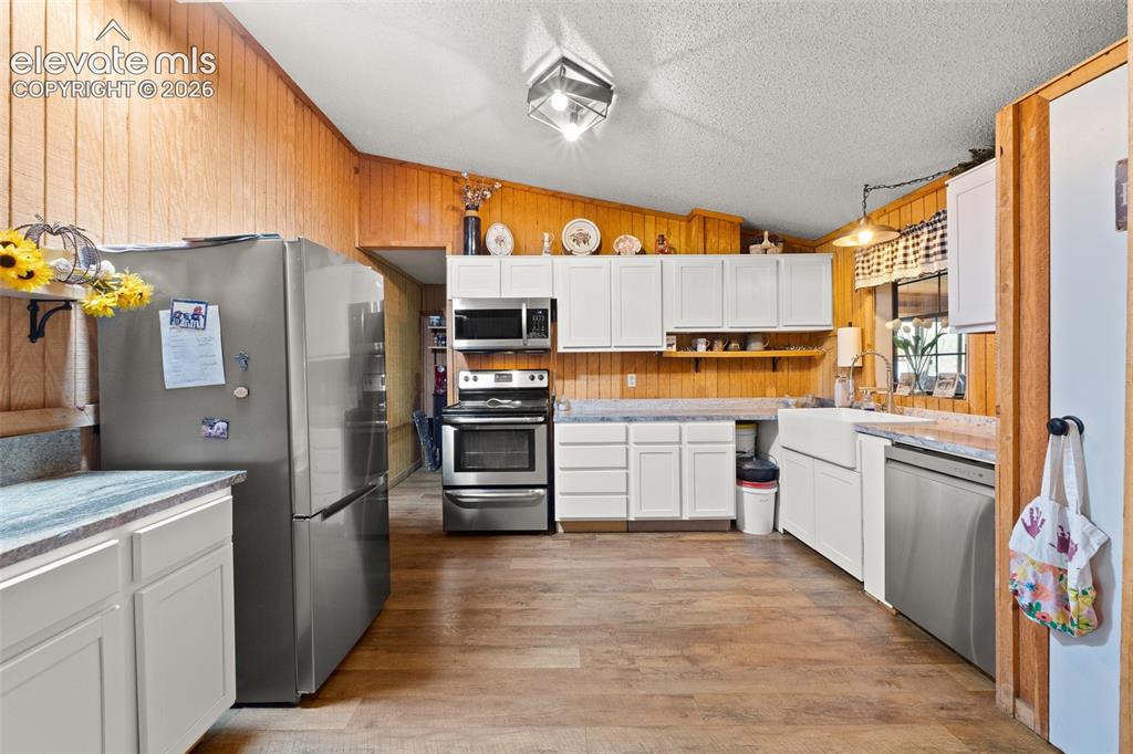 Image 7 of 50: Kitchen