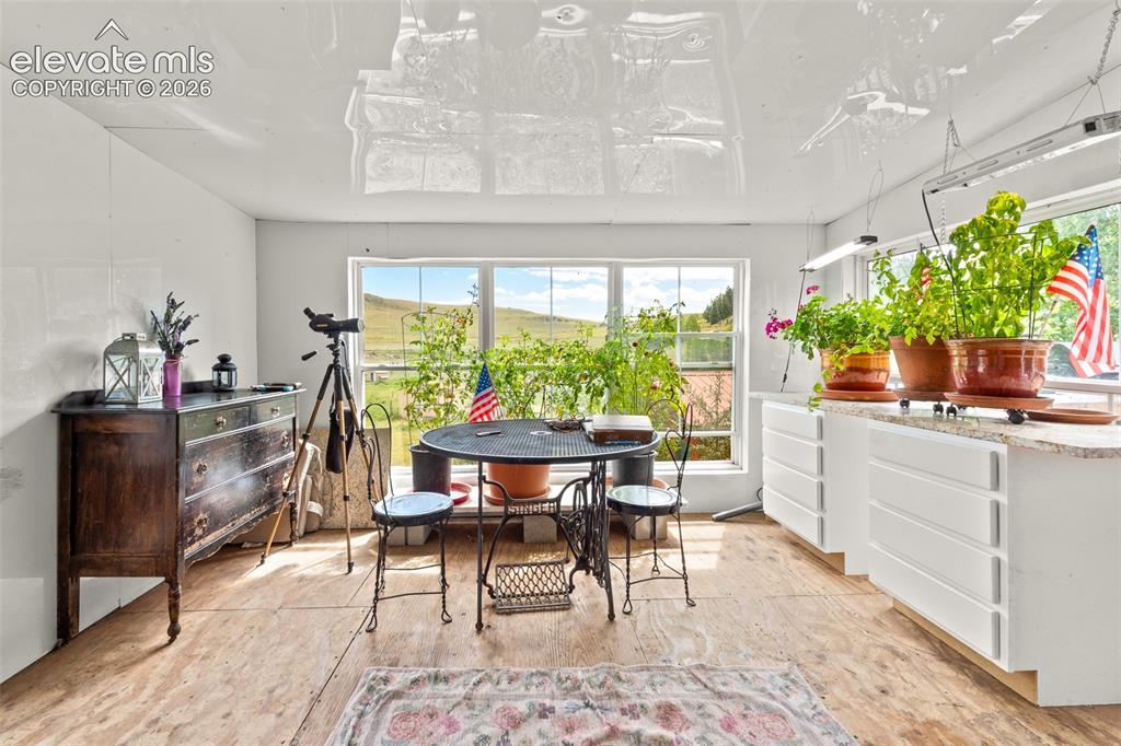 Image 9 of 50: Dining Area