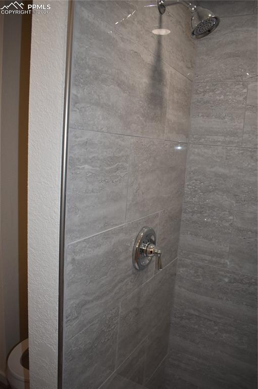 Image 15 of 26: Bathroom