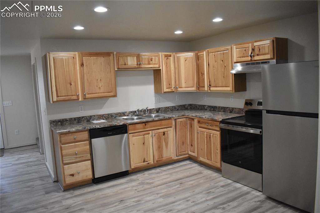 Image 7 of 26: Kitchen