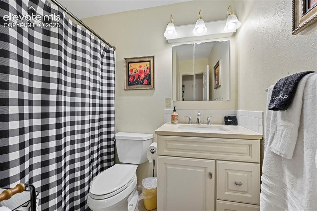 Image 11 of 36: Bathroom