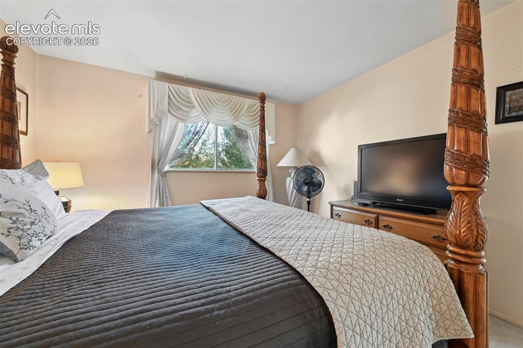 Image 17 of 36: Bedroom