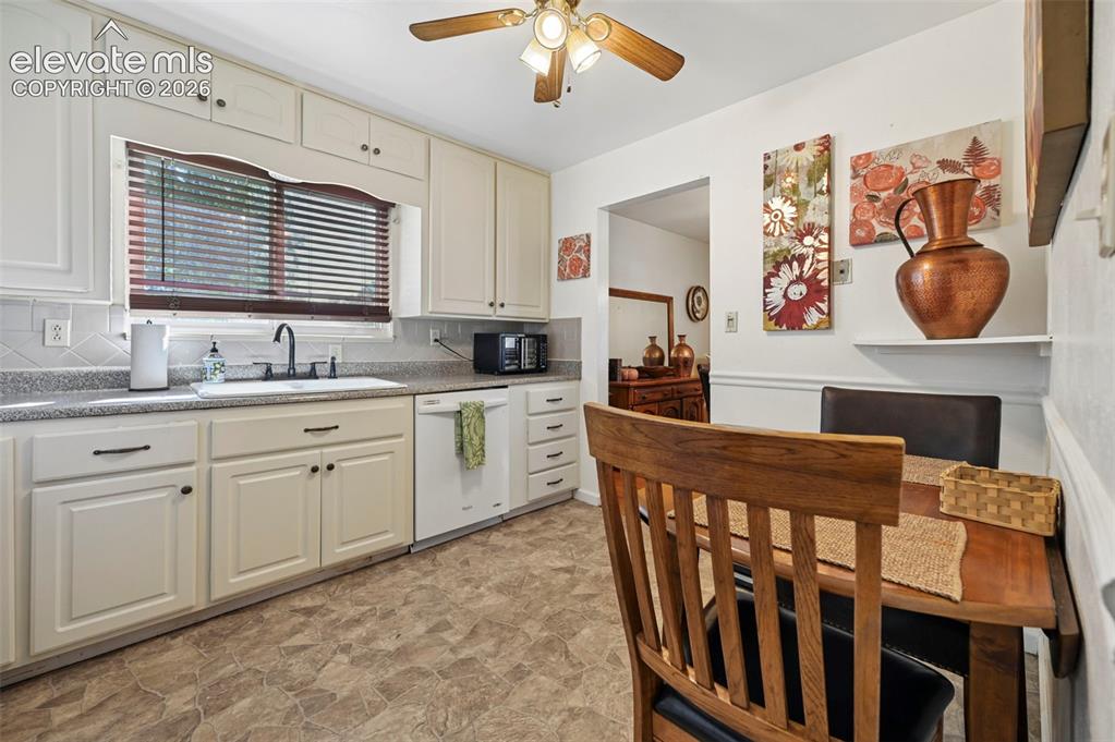 Image 19 of 36: Kitchen