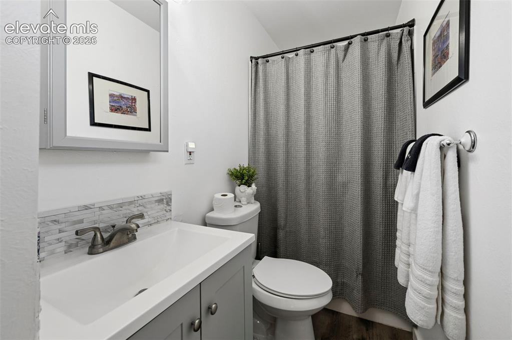 Image 20 of 36: Bathroom