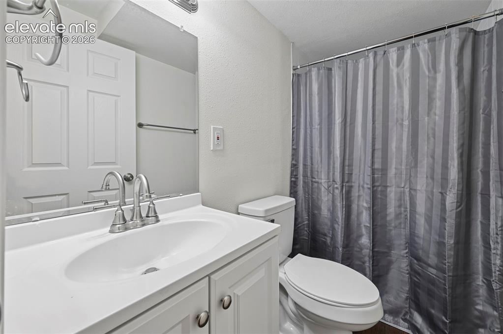 Image 32 of 36: Bathroom
