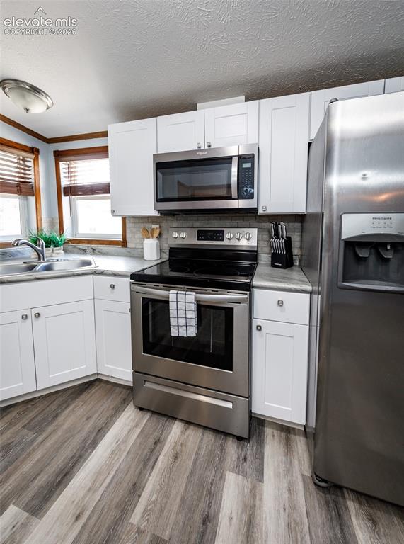 Image 13 of 38: Kitchen