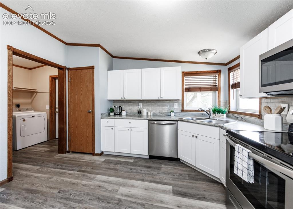 Image 14 of 38: Kitchen