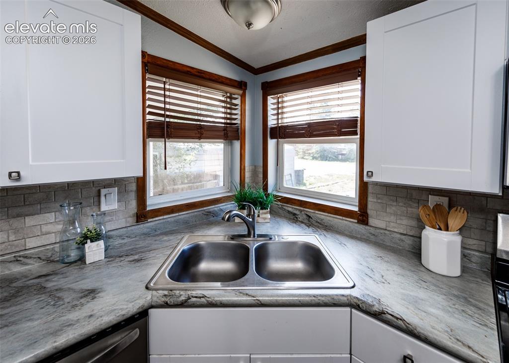Image 15 of 38: Kitchen