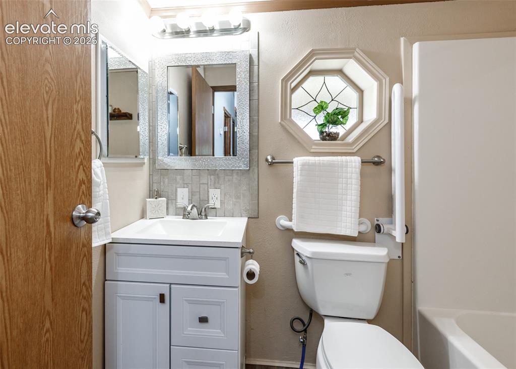 Image 21 of 38: Bathroom