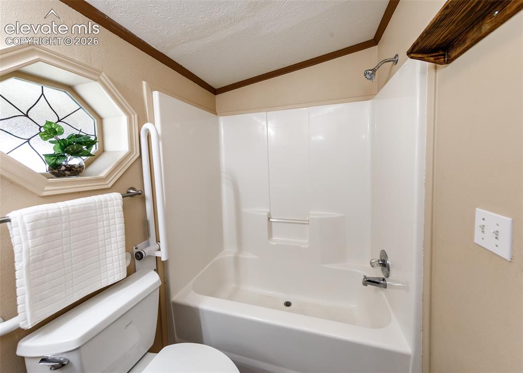 Image 22 of 38: Bathroom