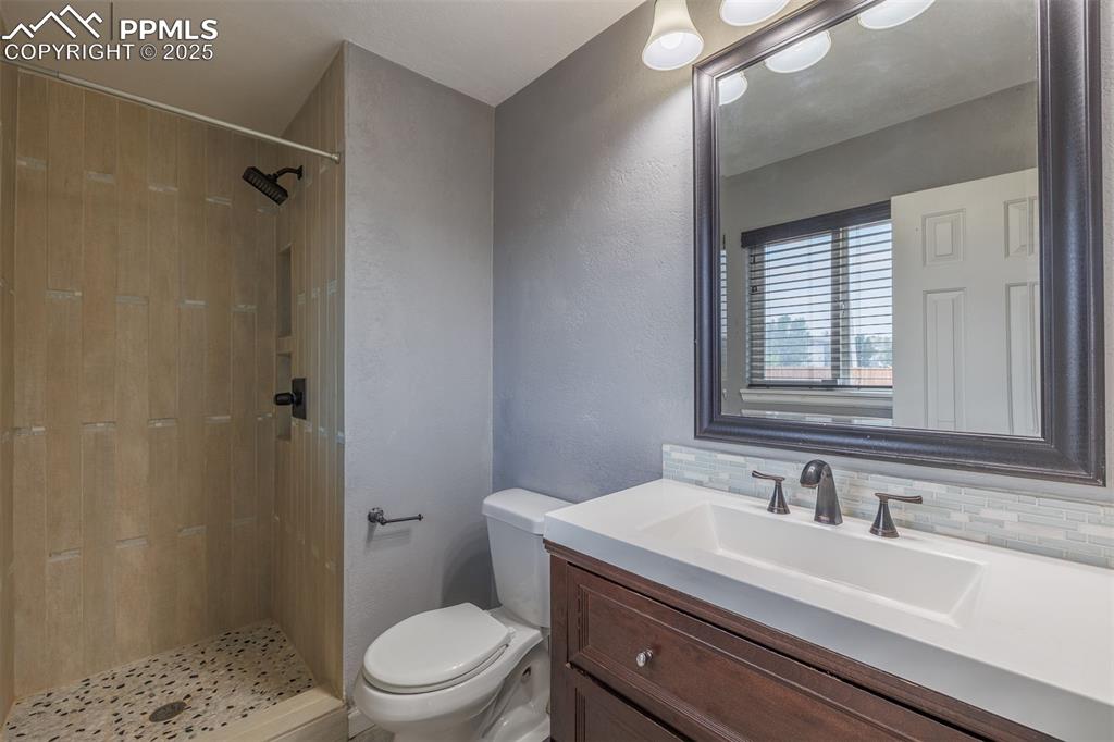 Image 16 of 36: Bathroom