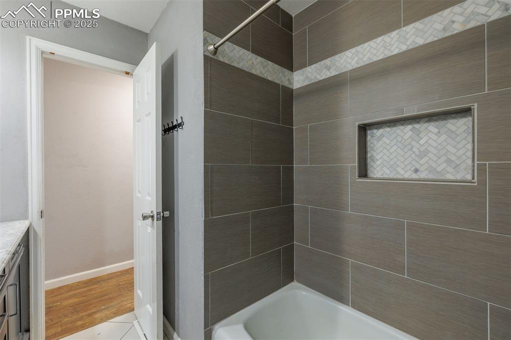 Image 22 of 36: Bathroom