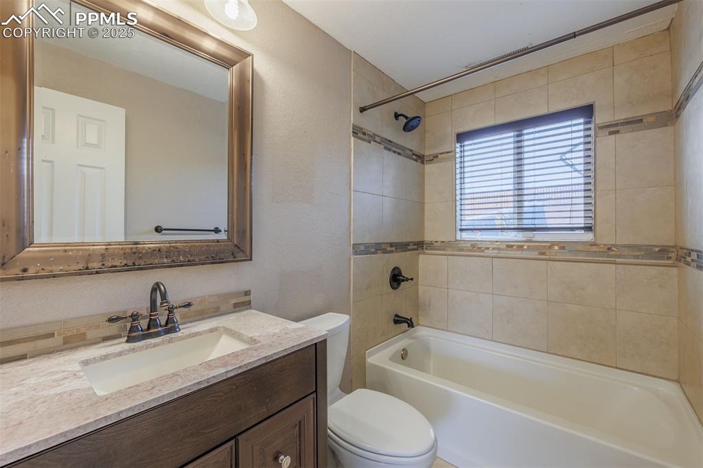 Image 28 of 36: Bathroom