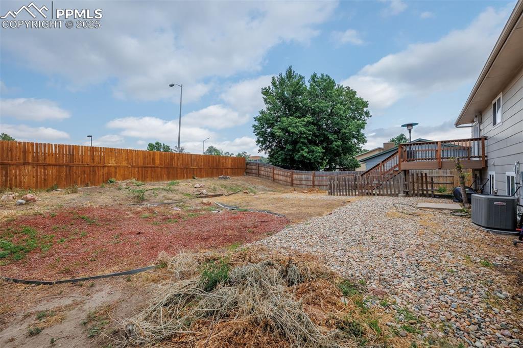 Image 30 of 36: Yard