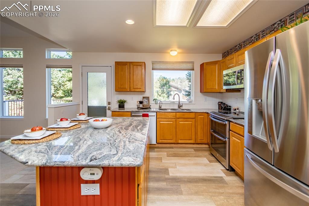 Image 13 of 50: Check out the exotic granite island and counters.