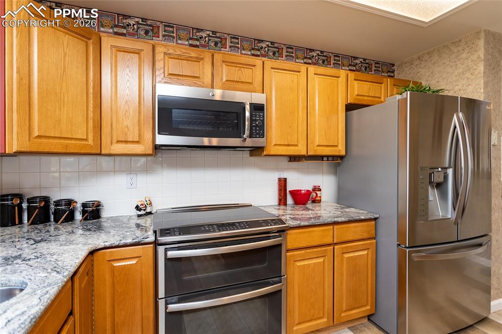 Image 16 of 50: Double-oven