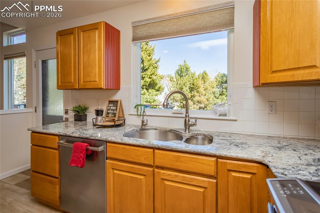 Image 17 of 50: Huge efficient double sink, and water filter!