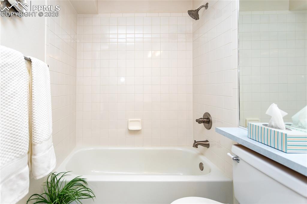 Image 42 of 50: 4th bathroom is a full bath, and graced with neutral color pallet.
