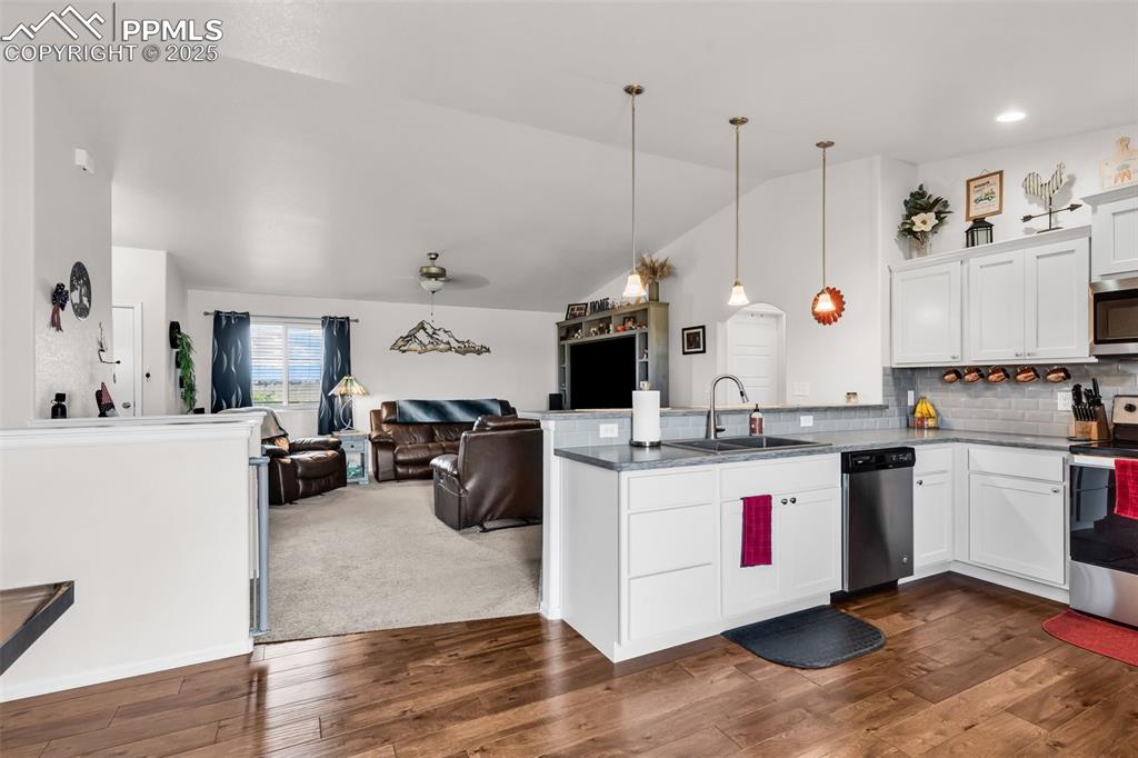 Image 17 of 42: Kitchen