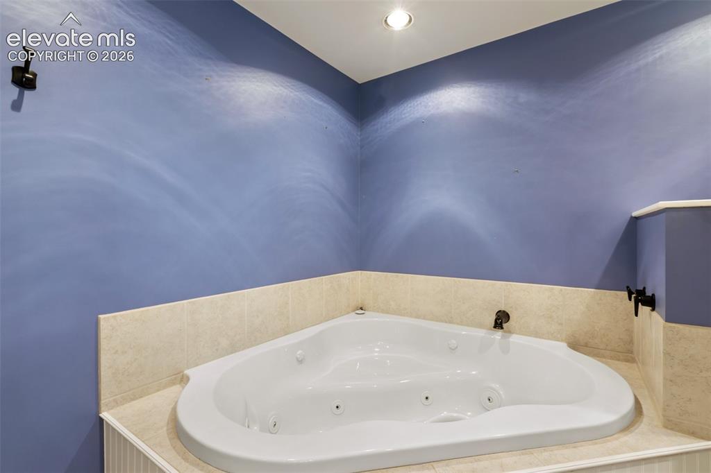 Image 15 of 21: Spa Tub-Basement