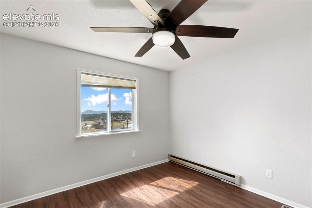 Image 16 of 21: Bedroom