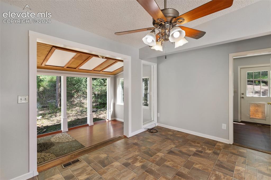 Image 5 of 21: Dining Area