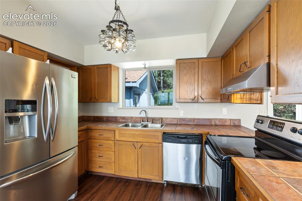 Image 7 of 21: Kitchen