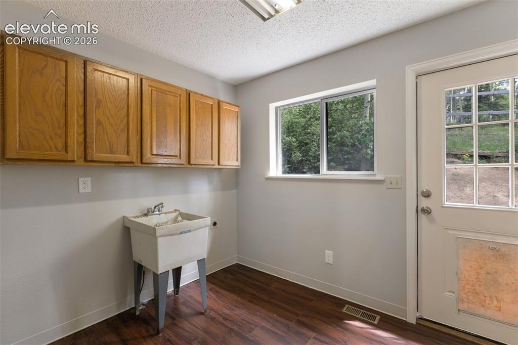 Image 9 of 21: laundry 