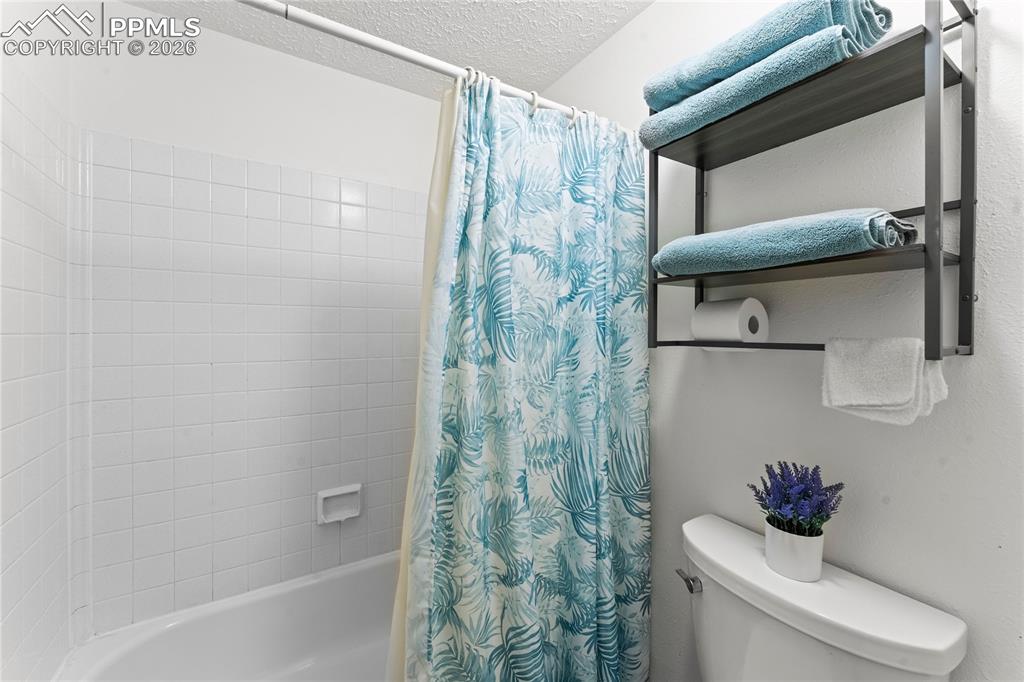 Image 17 of 26: Bathroom