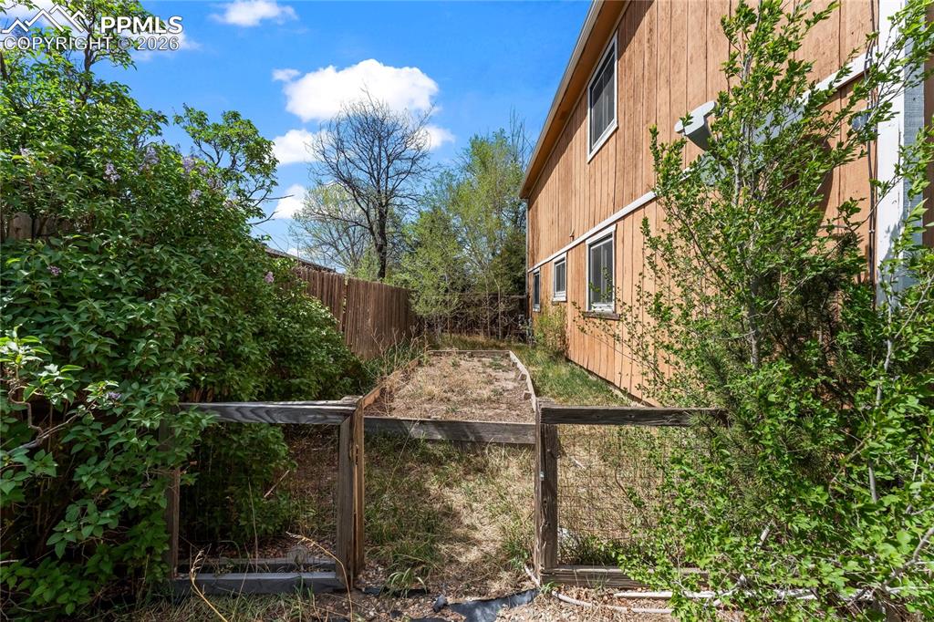 Image 25 of 26: Yard