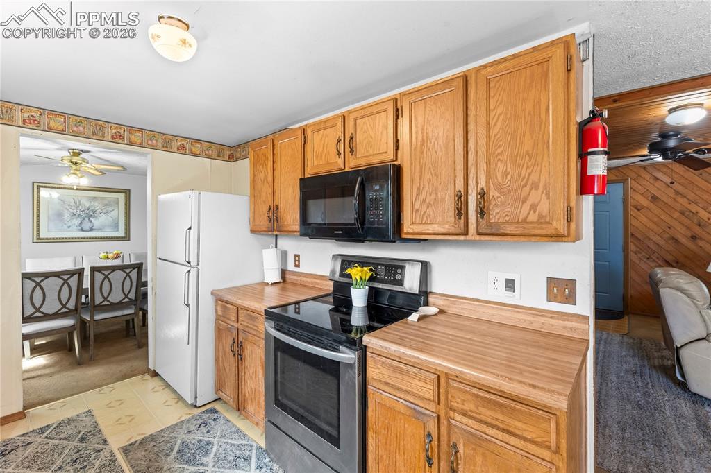 Image 8 of 26: Kitchen