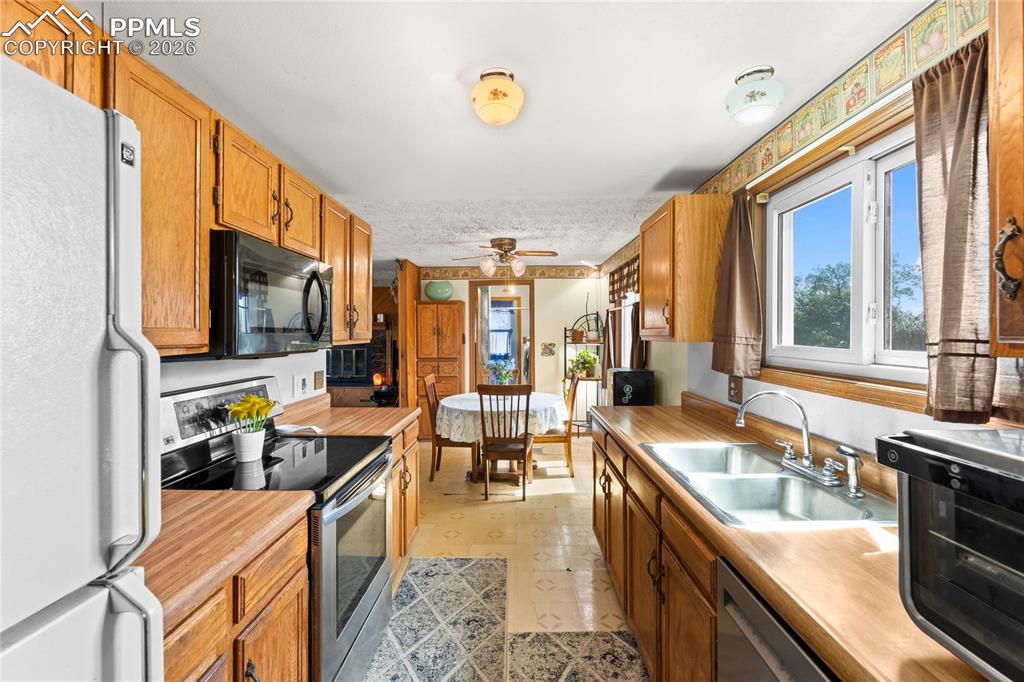 Image 9 of 26: Kitchen