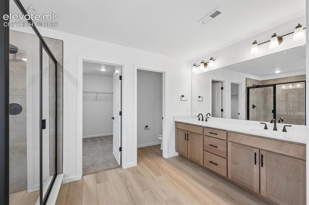 Image 14 of 26: Bathroom