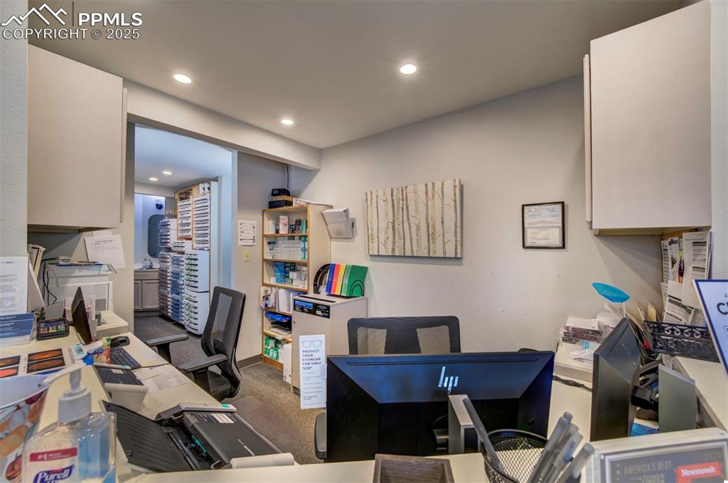 Image 14 of 40: Office